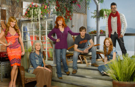 MALIBU COUNTRY, (from left): Sara Rue, Lily Tomlin, Reba McEntire, Justin Prentice, Juliette Angleo, Jai Rodriguez, (Season 1), 2012-