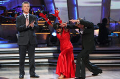 DANCING WITH THE STARS, (from left): host Tom Bergeron, Nicole Scherzinger, Derek Hough
