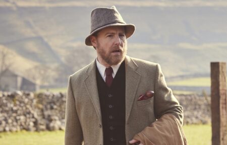 ALL CREATURES GREAT AND SMALL, from left: Samuel West, Jennifer Hennessy, 'Holding the Baby', (Season 5, ep. 502, aired in the US on Jan 19, 2025), photo: Helen Williams / ©PBS/Playground Ent. / Courtesy Everett Collection