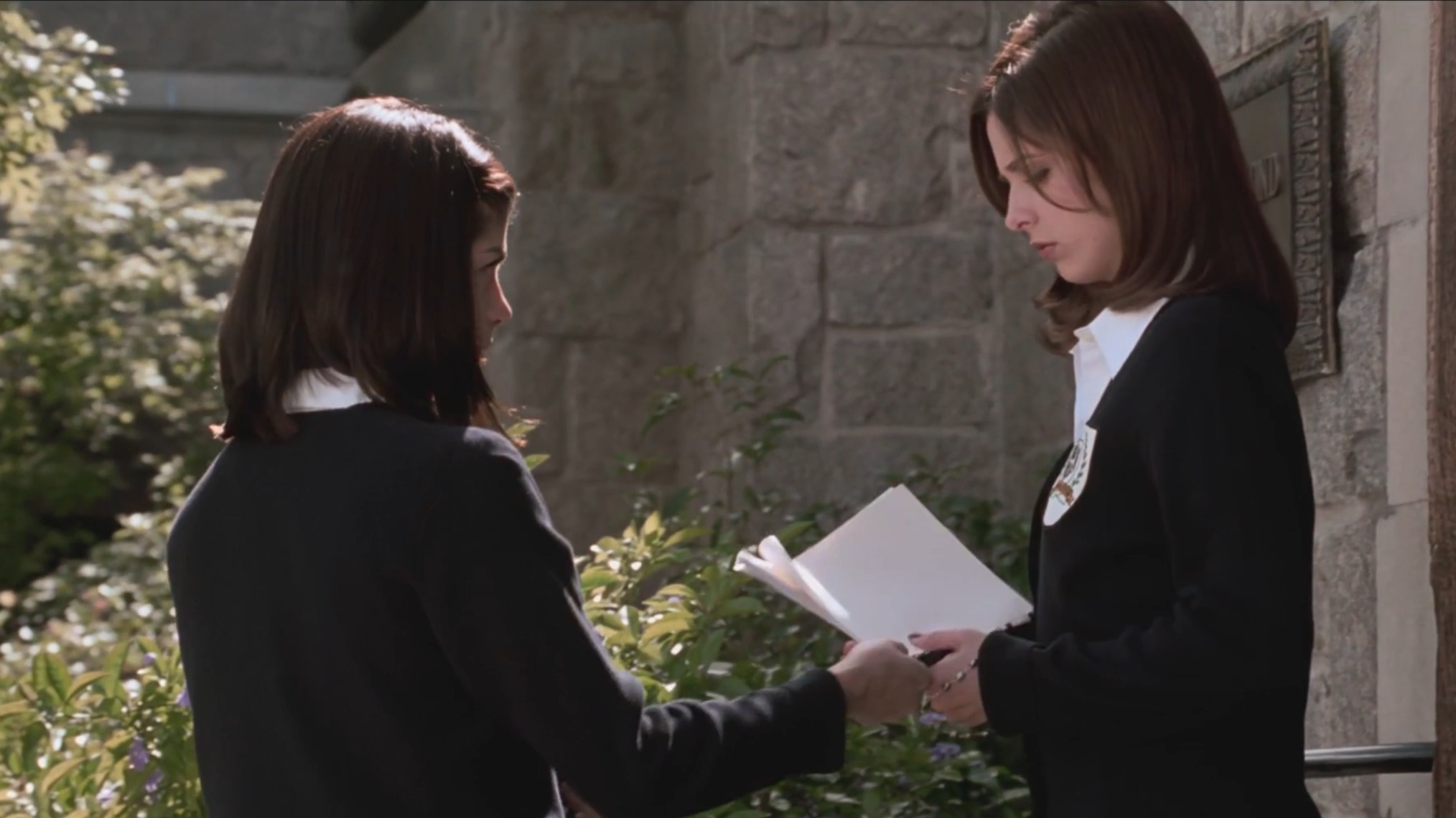 Selma Blair and Sarah Michelle Gellar as Cecile and Kathryn in Cruel Intentions