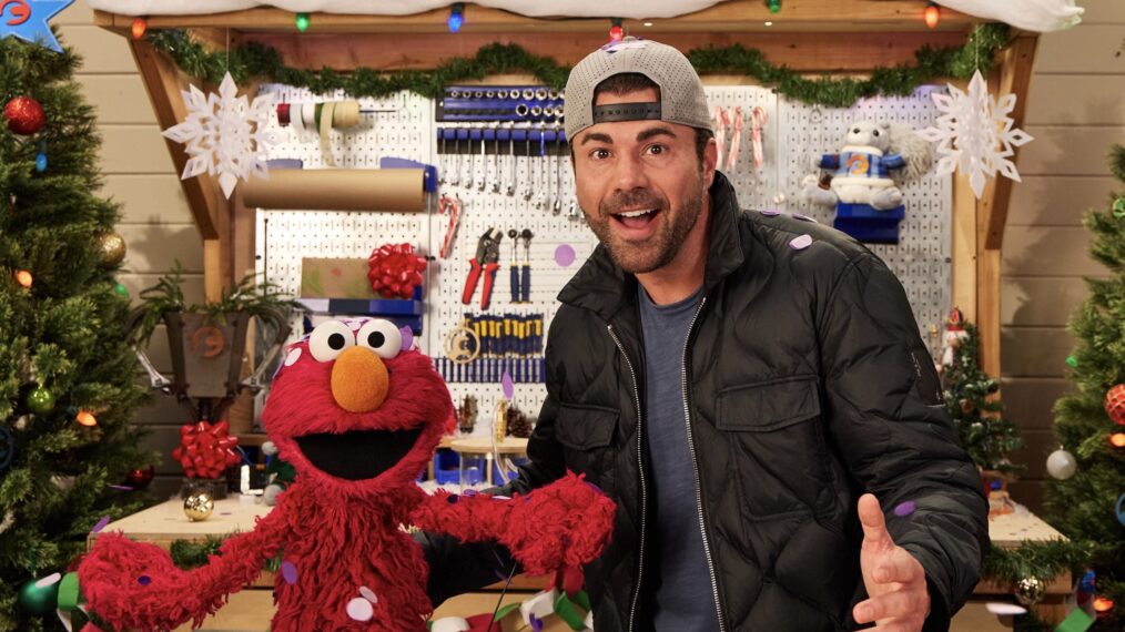 'Elmo and Mark Rober's Merry Giftmas'