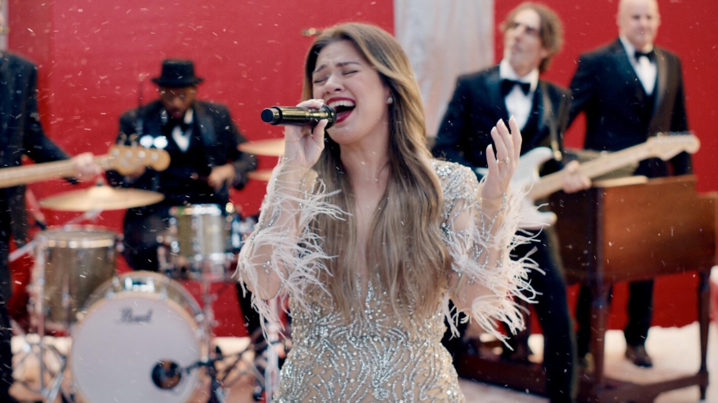Kelly Clarkson to Headline Netflix’s NFL Christmas Gameday: Who’s Playing, When to Watch, & More