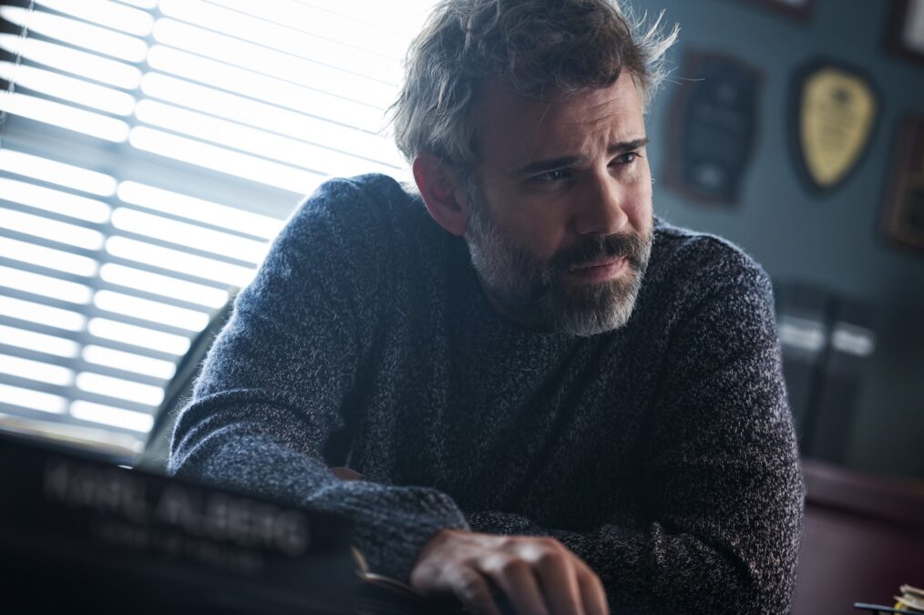 MURDER IN A SMALL TOWN: Rossif Sutherland in the “Acts of Murder” Season Two premiere episode of MURDER IN A SMALL TOWN airing Tuesday, Sept. 23 (8:00-9:00PM ET/PT) on FOX. ©2025 Fox Media LLC. CR: Kailey Schwerman/ FOX.
