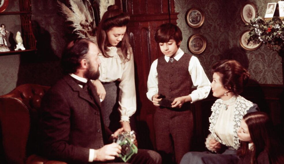 THE RAILWAY CHILDREN, from left: Iain Cuthbertson, Jenny Agutter, Gary Warren, Dinah Sheridan, Gary Warren, 1970, trc1970yu-fsct04, Photo by: Everett Collection (trc1970yu-fsct04)