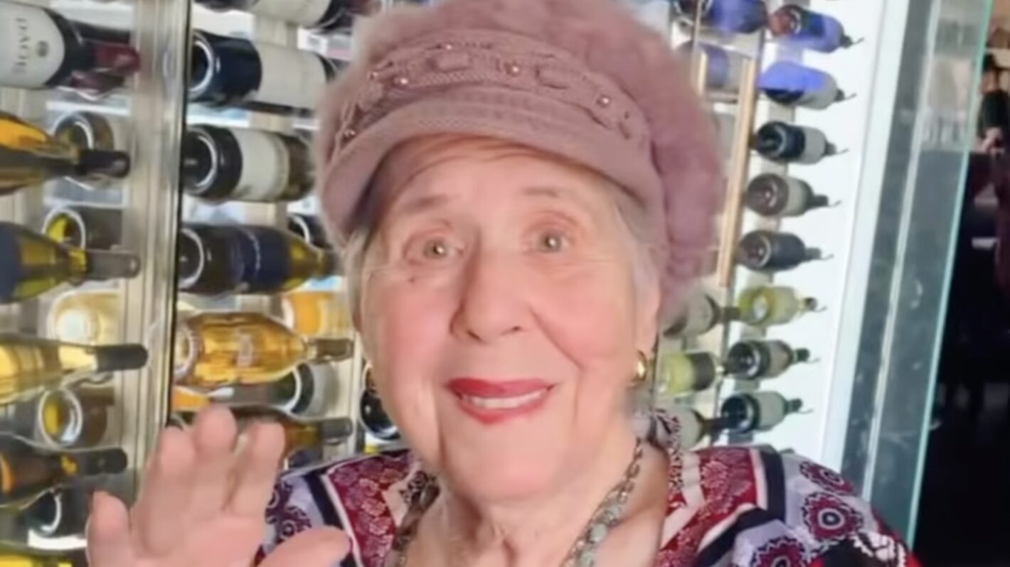 ‘Married With Children’ & ‘Will & Grace’ Actress Helen Siff Dies at 88