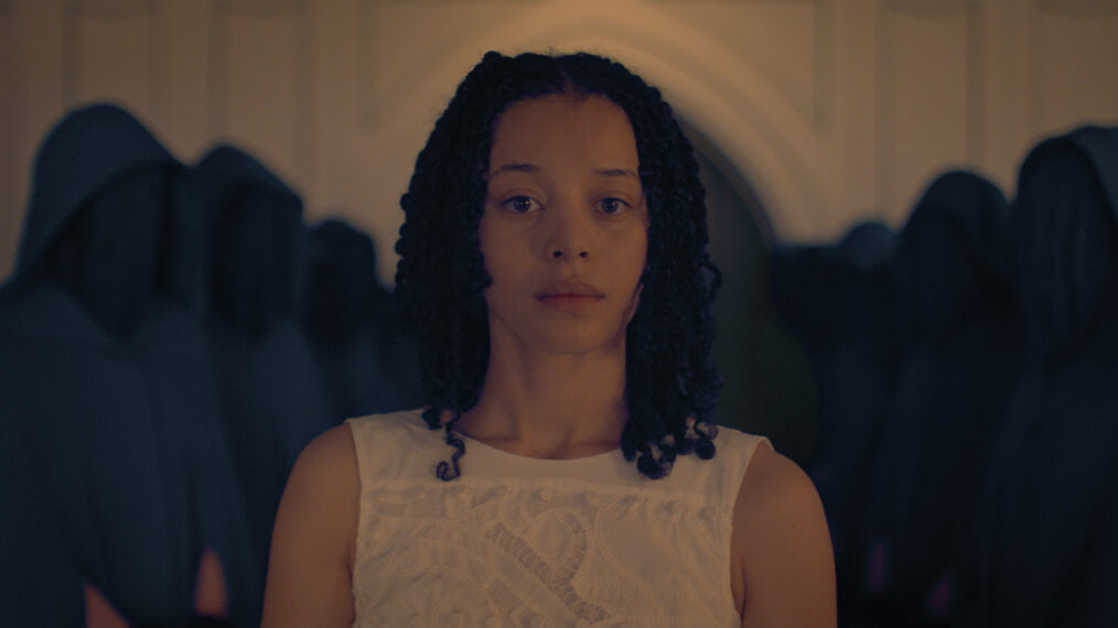 ‘The Testaments’ Premiere & First Look at Chase Infiniti in ‘Handmaid’s Tale’ Spinoff (PHOTOS)