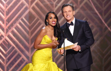 SANTA MONICA, CALIFORNIA - FEBRUARY 27: (L-R)Kerry Washington and Tony Goldwyn speak onstage during the 28th Annual Screen Actors Guild Awards at Barker Hangar on February 27, 2022 in Santa Monica, California. (Photo by Rich Fury/Getty Images)