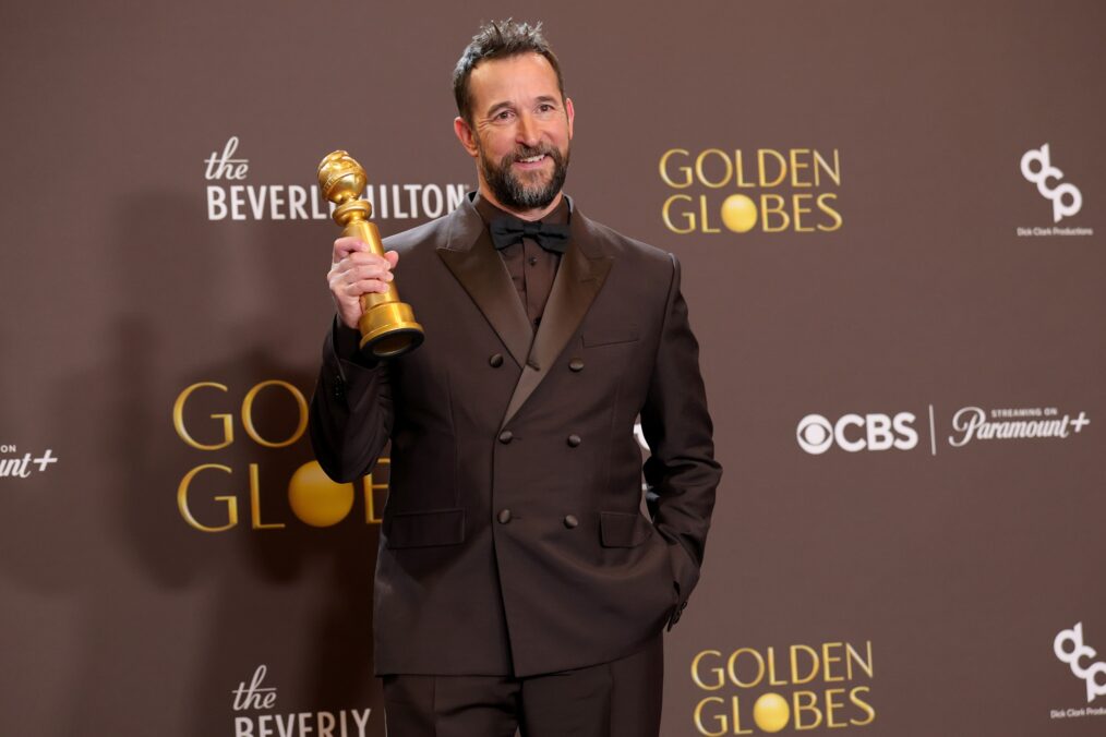 BEVERLY HILLS, CALIFORNIA - JANUARY 11: (FOR EDITORIAL USE ONLY) Noah Wyle, winner of the Best Performance by a Male Actor in a Television Series – Drama award for 