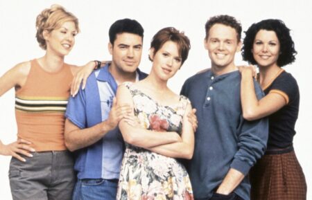 TOWNIES, (from left): Jenna Elfman, Ron Livingston, Molly Ringwald, Bill Burr, Lauren Graham, 1996. © Carsey-Werner / courtesy Everett Collection