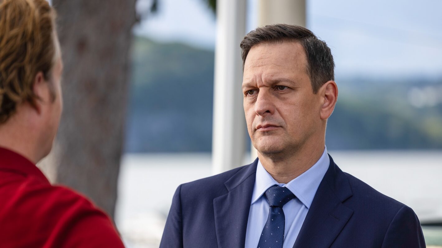 ‘Best Medicine’ Boss & Josh Charles Say Martin Is Concerned About What Glendon Knows About Boston