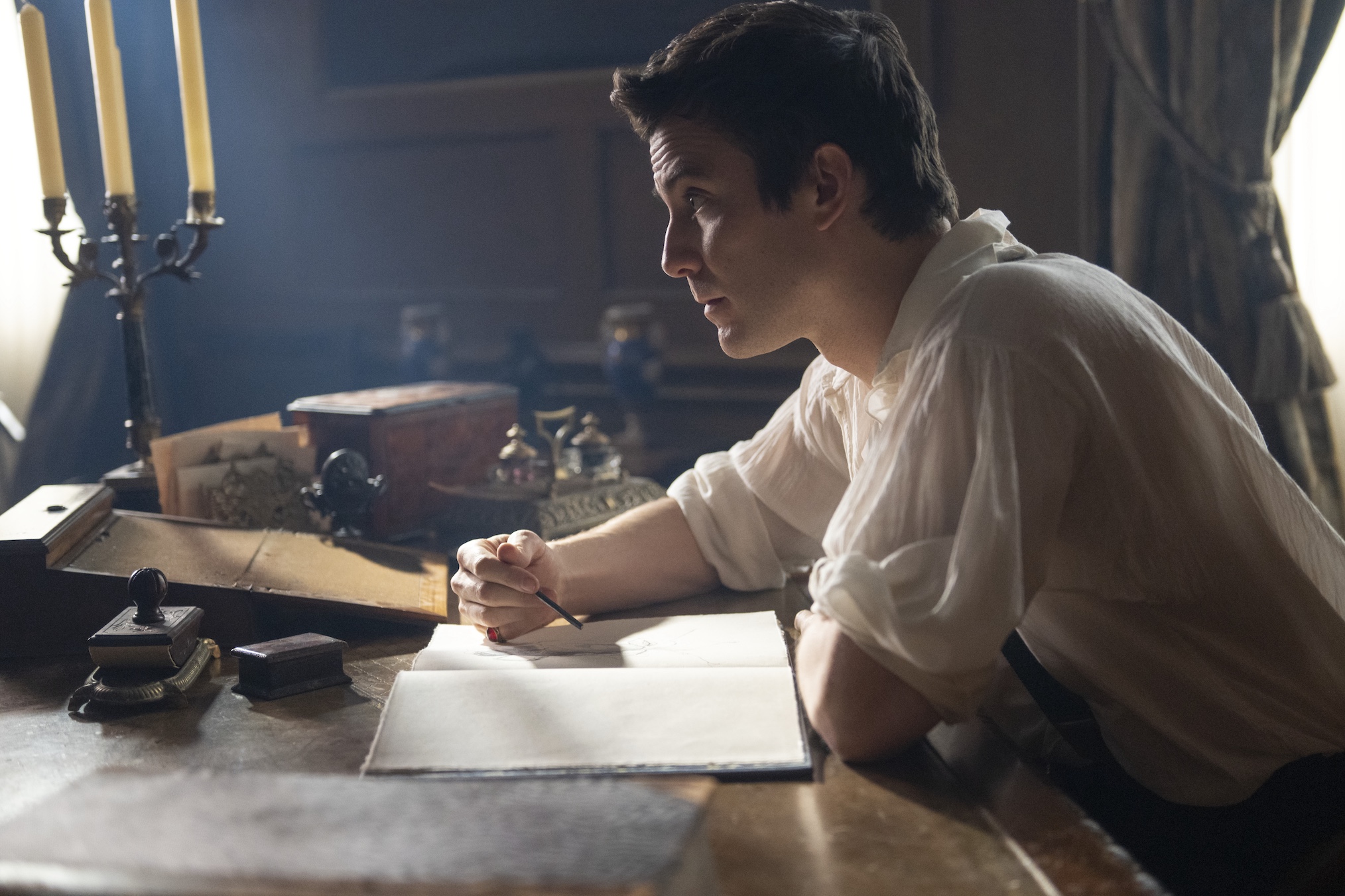 Luke Thompson as Benedict Bridgerton in episode 402 of Bridgerton