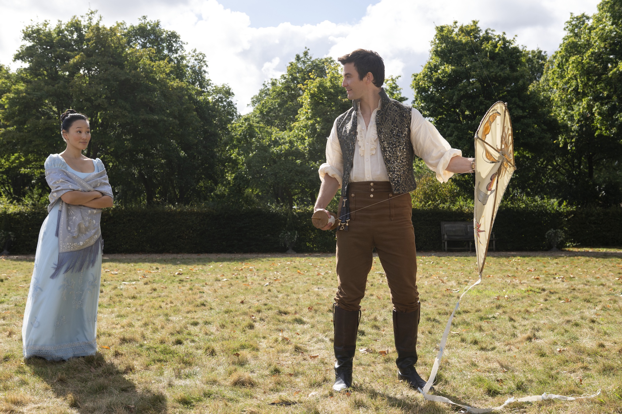 Yerin Ha as Sophie Baek, Luke Thompson as Benedict Bridgerton in episode 403 of Bridgerton.