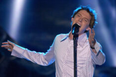 American Idol finalist Clay Aiken performs at the broadcast of the show's final competition on May 20, 2003