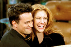 Matthew Perry as Chandler Bing and Julia Roberts as Susie Moss in 'Friends'