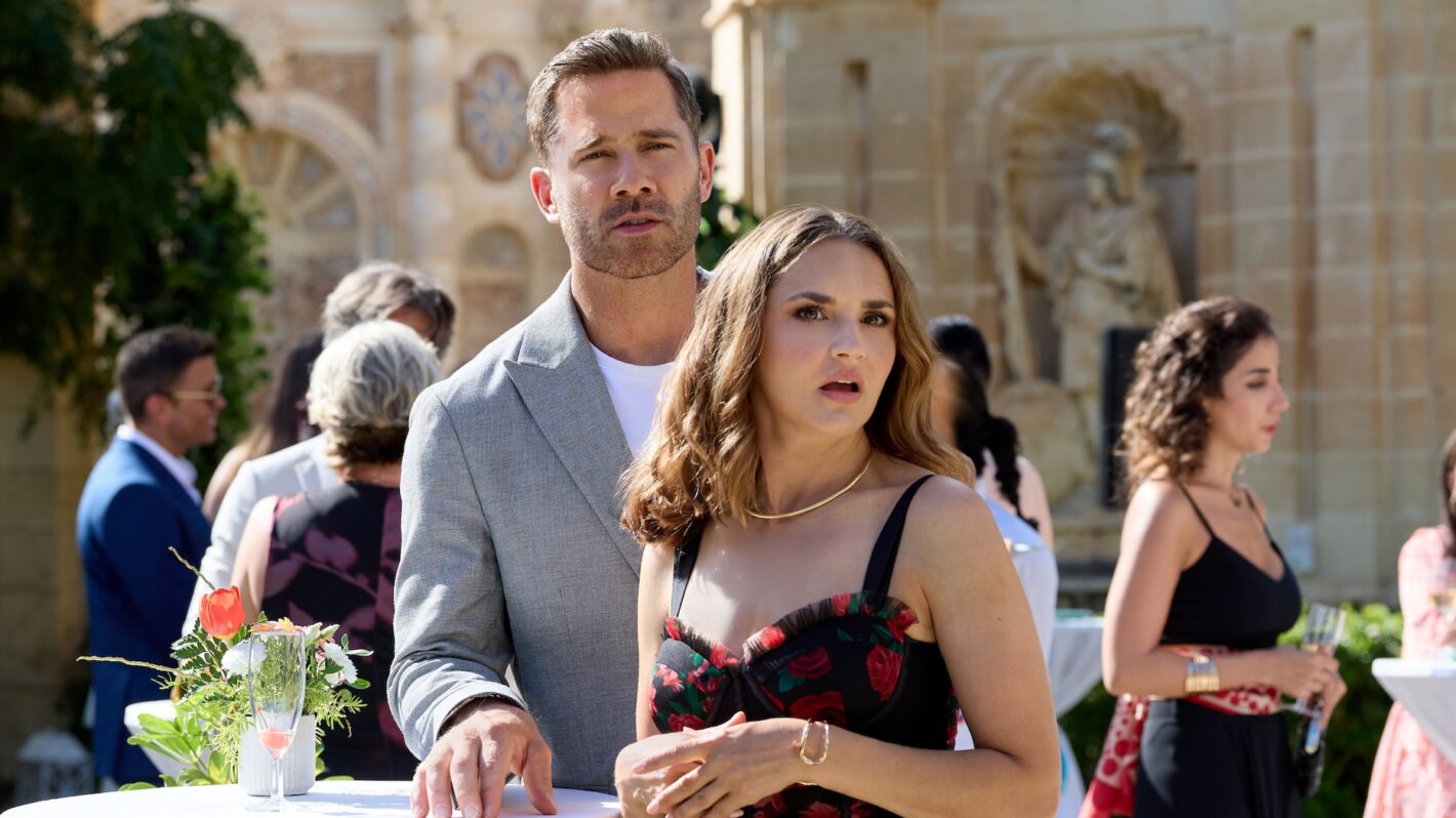 Rachel Leigh Cook and Luke Macfarlane in 'Caught By Love'