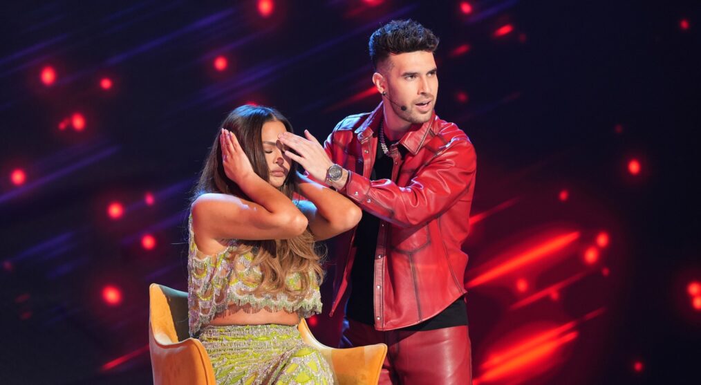 Star Search Live. (L to R) Chrissy Teigen, TJ Salta in episode 101 in Star Search Live. Cr. Kit Karzen/Netflix &copy; 2026