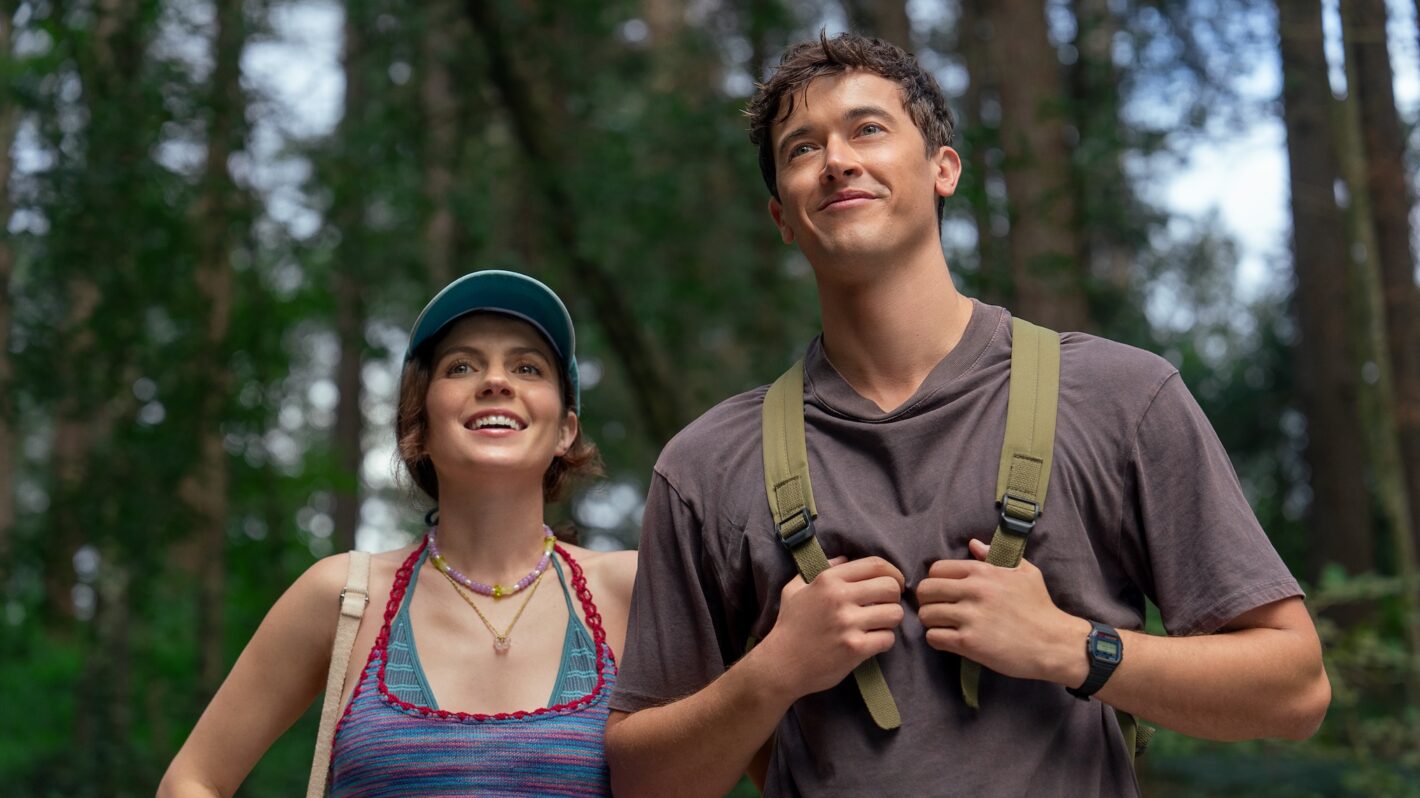 Emily Bader as Poppy and Tom Blyth as Alex in People We Meet on Vacation