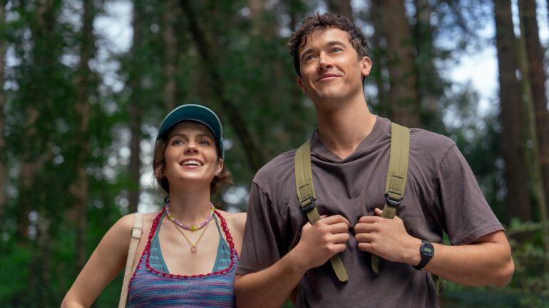 Emily Bader as Poppy and Tom Blyth as Alex in People We Meet on Vacation