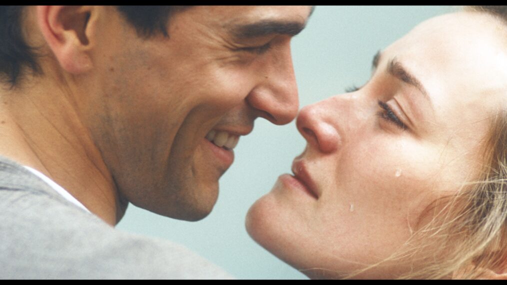 Paul Anthony Kelly as John F. Kennedy Jr., Sarah Pidgeon as Carolyn Bessette in 'Love Story'