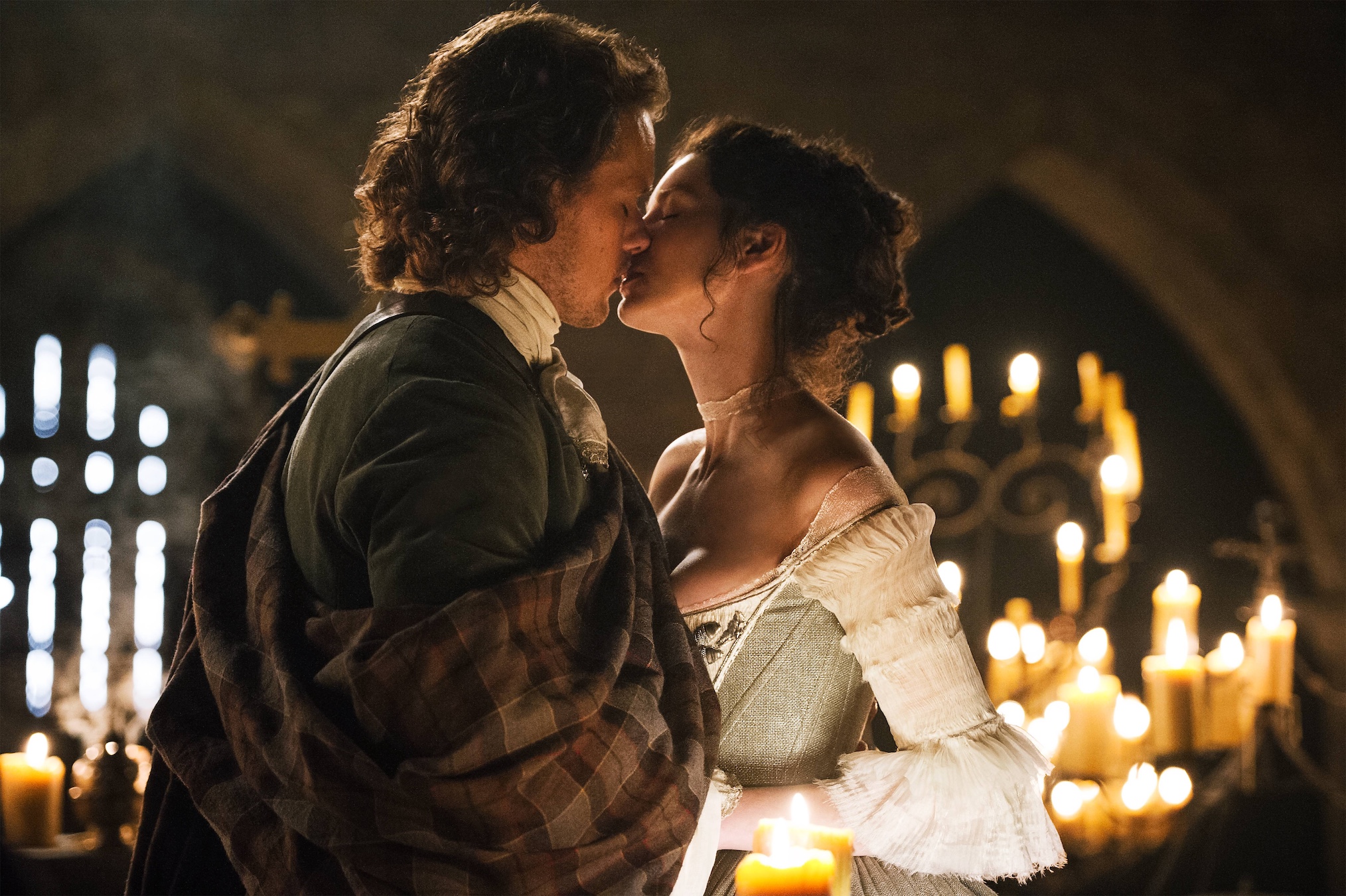 Jamie and Claire kiss in Outlander Season 1 Episode 7