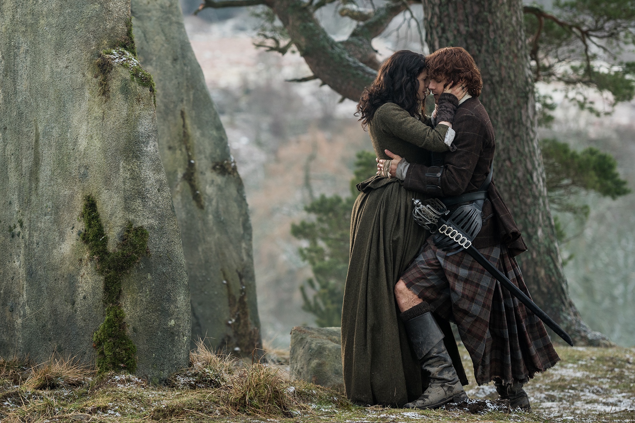 Jamie and Claire kiss in Outlander Season 2 Episode 13