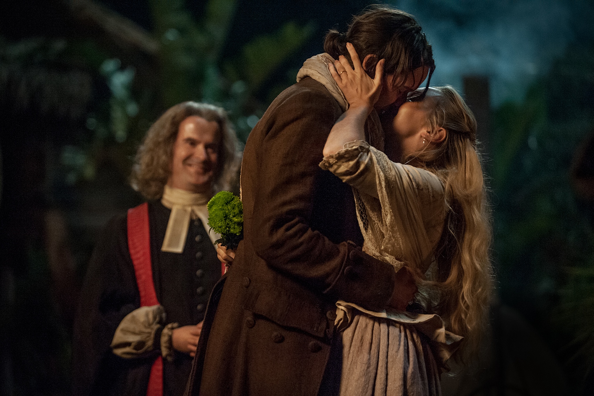 Fergus and Marsali kiss in 'Outlander' Season 3 episode 11