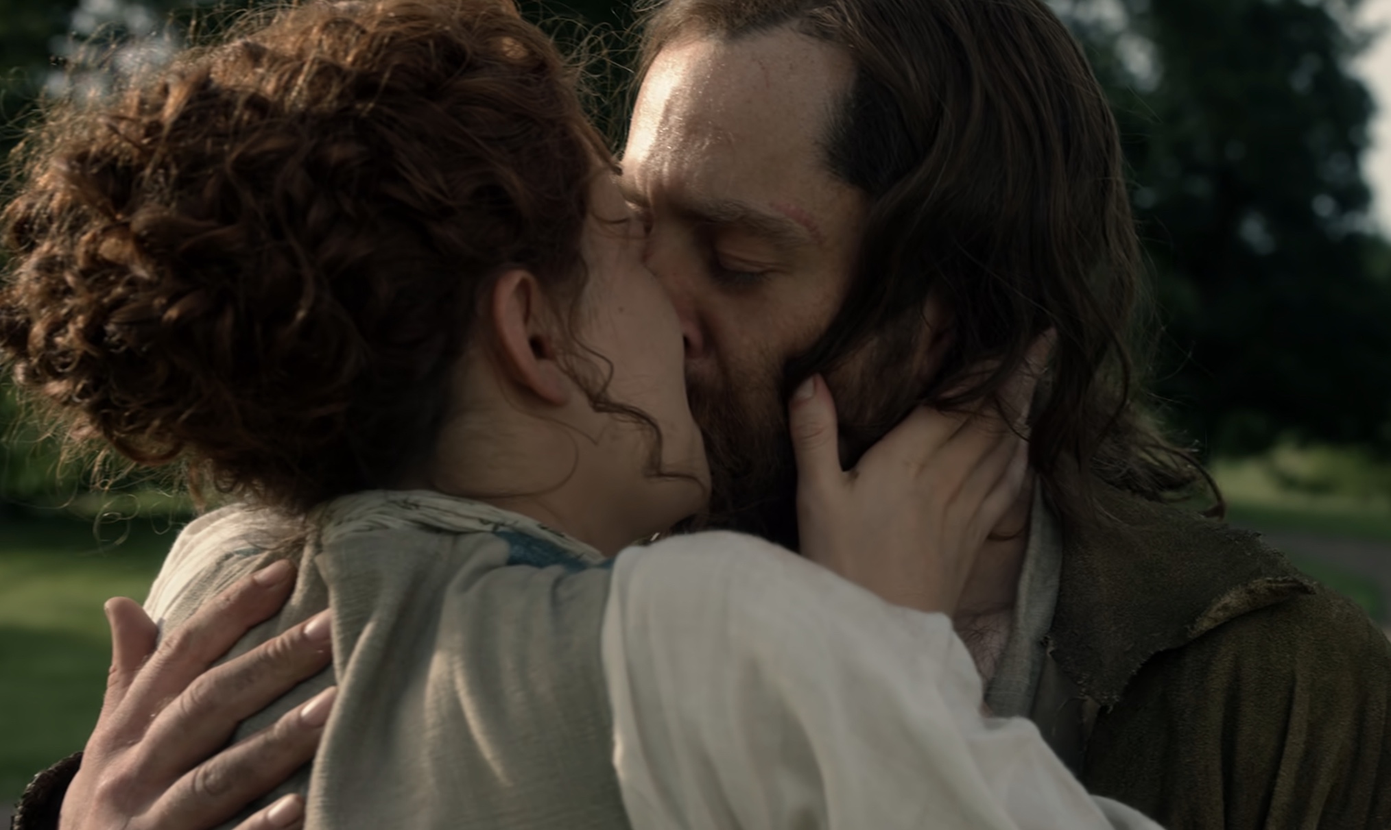 Roger and Bri kiss in 'Outlander' Season 4 episode 13