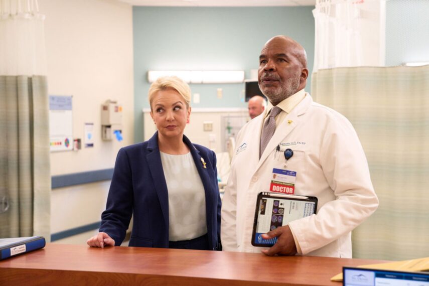 Wendi McLendon-Covey and David Alan Grier in 'St. Denis Medical'