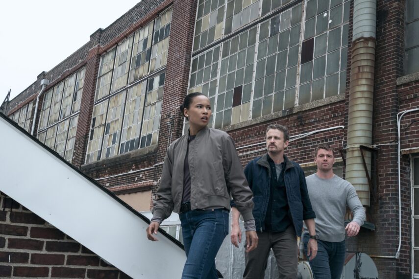 Fola Evans-Akingbola as Chelsea Arrington, David Lyons as Adam in episode 309 of The Night Agent