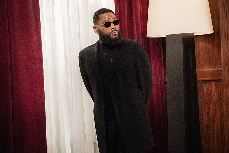 “Welcome to the Things We Do for Love” – Marty meets Courtney’s intimidating father to ask for his blessing, but Clancy’s (Anthony Anderson) cryptic response sends Calvin and Tina digging for answers. Meanwhile, Gemma and Dave are stunned by Grover’s tattoo, on THE NEIGHBORHOOD, Monday, March 30 (8:00-8:30 PM, ET/PT) on the CBS Television Network, and streaming on Paramount+. Pictured: Anthony Anderson as Clancy. Photo: Monty Brinton/CBS ©2025 CBS Broadcasting, Inc. All Rights Reserved.