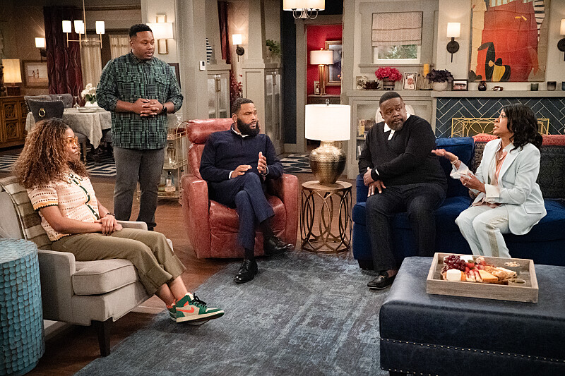 “Welcome to the Things We Do for Love” – Marty meets Courtney’s intimidating father to ask for his blessing, but Clancy’s (Anthony Anderson) cryptic response sends Calvin and Tina digging for answers. Meanwhile, Gemma and Dave are stunned by Grover’s tattoo, on THE NEIGHBORHOOD, Monday, March 30 (8:00-8:30 PM, ET/PT) on the CBS Television Network, and streaming on Paramount+. Pictured: Skye Townsend as Courty, Marcel Spears as Marty, Anthony Anderson as Clancy, Cedric The Entertainer as Calvin and Tichina Arnold as Tina. Photo: Monty Brinton/CBS ©2025 CBS Broadcasting, Inc. All Rights Reserved.