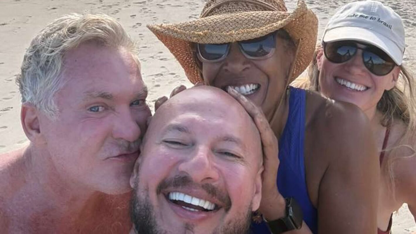 'GMA's Robin Roberts & Wife Have Couples Getaway With Sam Champion & Husband