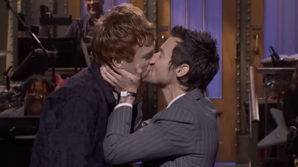 Harry Styles kissing Ben Marshall on 'SNL'