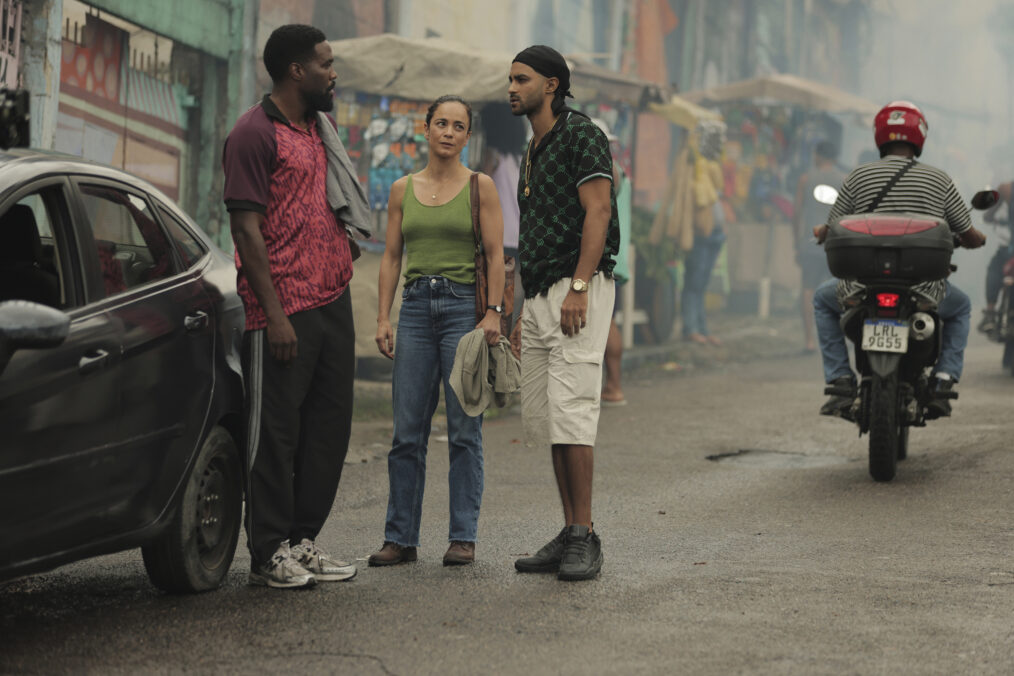 MAN ON FIRE. (L to R) Yahya Abdul-Mateen II as John Creasy, Alice Braga as Valeria Melo, and Bruno Suzano as Beto in Episode 103 of Man on Fire. Cr. Guilherme Leporace/Netflix © 2024