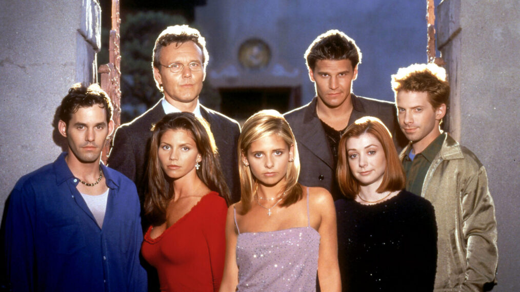 BUFFY THE VAMPIRE SLAYER, (back row): Anthony Head, David Boreanaz, Seth Green, (front): Nicholas Brendon, Charisma Carpenter, Sara Michelle Gellar, Alyson Hannigan, 1997-2003.