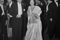 Laurence Olivier (1907 - 1989) and his wife Vivien Leigh (1913 - 1967) arriving at the Empire Theatre, London, for the Royal Command Film Performance of 'Scott of the Antarctic'.