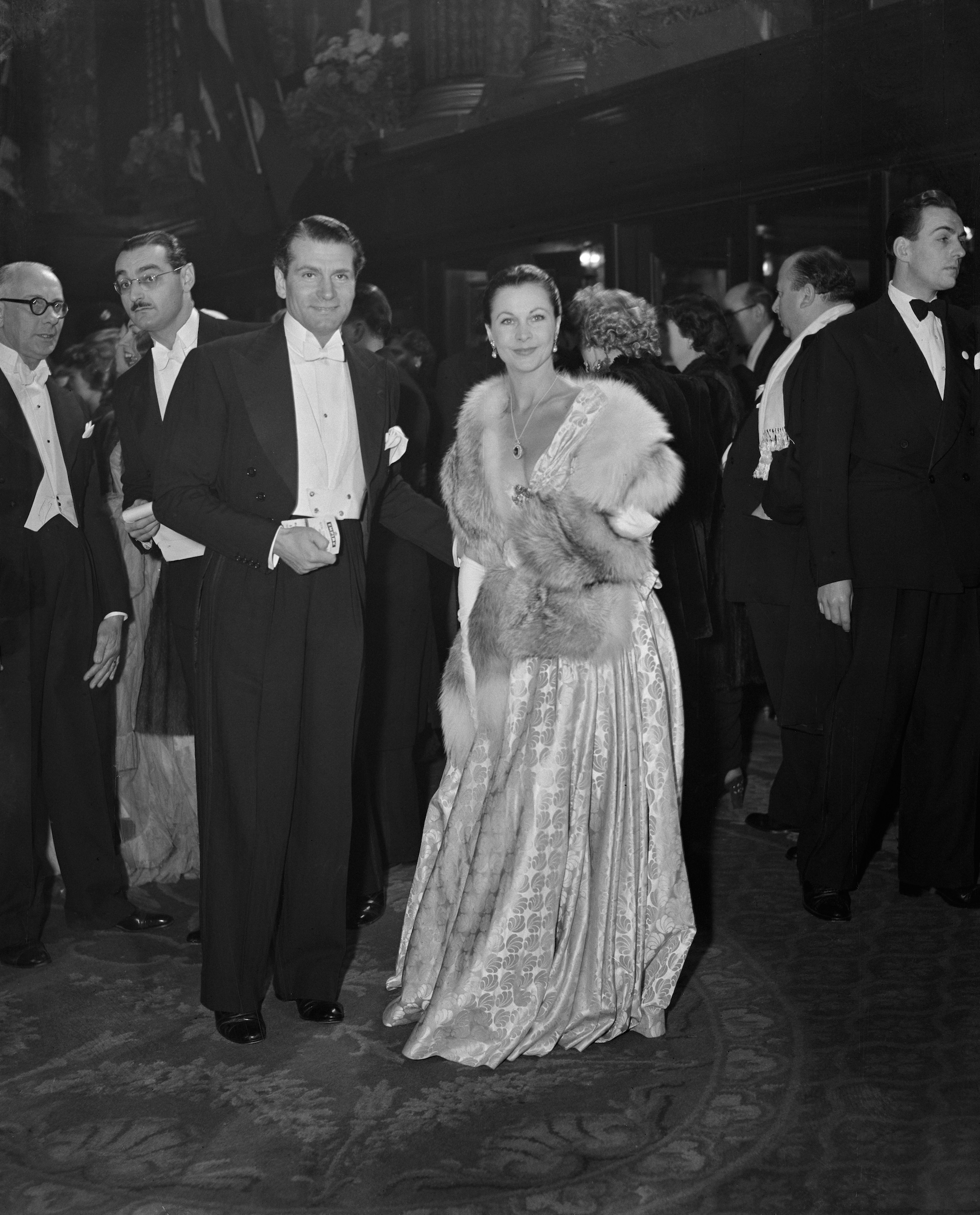 Laurence Olivier (1907 - 1989) and his wife Vivien Leigh (1913 - 1967) arriving at the Empire Theatre, London, for the Royal Command Film Performance of 'Scott of the Antarctic'.