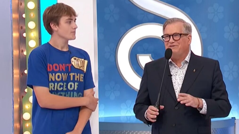 'The Price Is Right' contestant Michael Shull (left) with a 'I don't Knoe the price of anything shirt next to host Drew Carey (right)