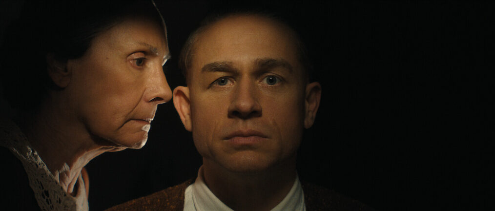 Monster: The Ed Gein Story. (L to R) Laurie Metcalf as Augusta Gein, Charlie Hunnam as Ed Gein in episode 307 of Monster: The Ed Gein Story. Cr. Courtesy Of Netflix © 2025