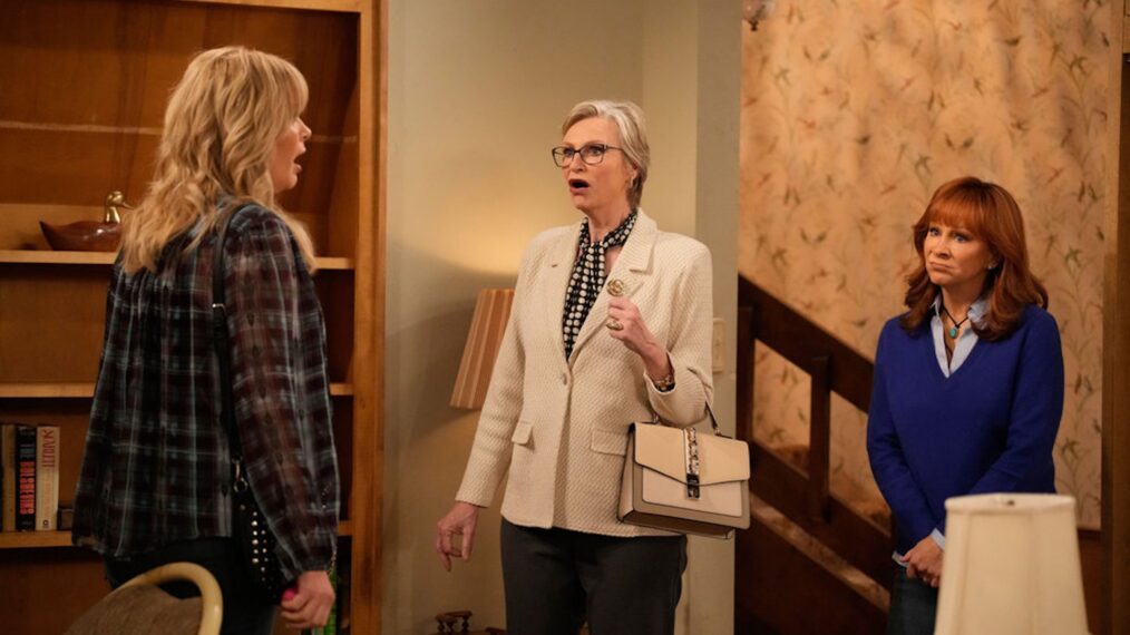 Melissa Peterman as Gabby, Jane Lynch as Val, Reba McEntire as Bobbie — 'Happy's Place' Season 2 Episode 15 'Emotional Real Estate'