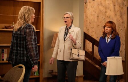 Melissa Peterman as Gabby, Jane Lynch as Val, Reba McEntire as Bobbie — 'Happy's Place' Season 2 Episode 15 