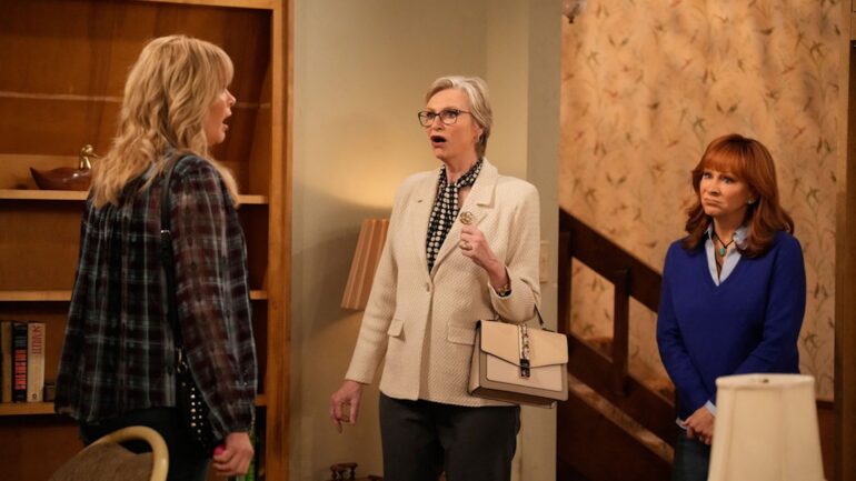 Melissa Peterman as Gabby, Jane Lynch as Val, Reba McEntire as Bobbie — 'Happy's Place' Season 2 Episode 15 