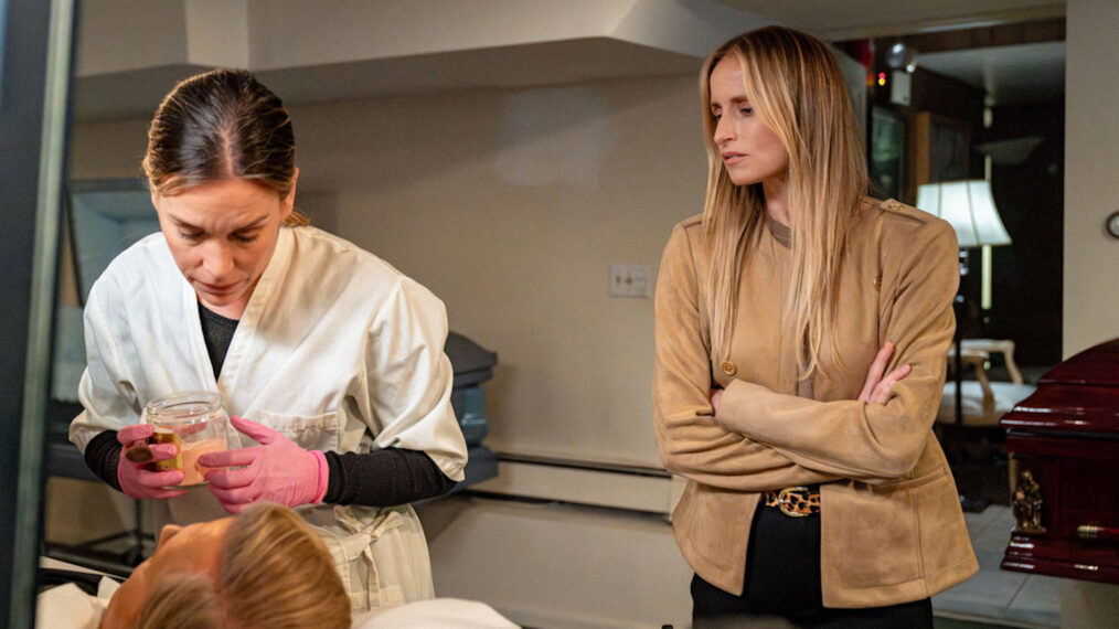 Piper Perabo as Colette Akins, Becca Kotte as Liza in 'The Hunting Party' Season 2 Episode 9