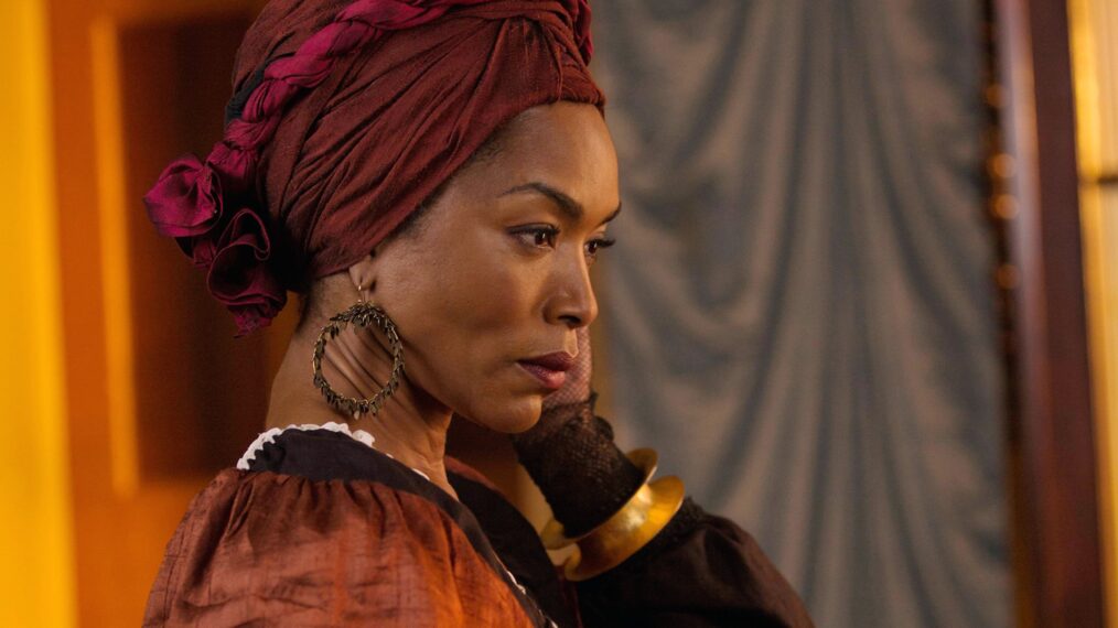 AMERICAN HORROR STORY: COVEN, Angela Bassett as Marie Laveau in 'Bitchcraft' (Season 3, Episode 1, aired October 9, 2013), 2011-, ph: Michele K. Short/©FX Networks/courtesy Everett Collection
