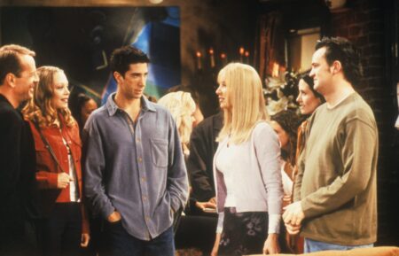 FRIENDS from left: Bruce Willis, Alexandra Holden, David Schwimmer, Lisa Kudrow, Courteney Cox, Matthew Perry, 'The One Where Ross Meets Elizabeth's Dad', (Season 6 ep. 621, aired April 27, 2000), 1994-2004. photo: ©Warner Bros. / Courtesy: Everett Collection