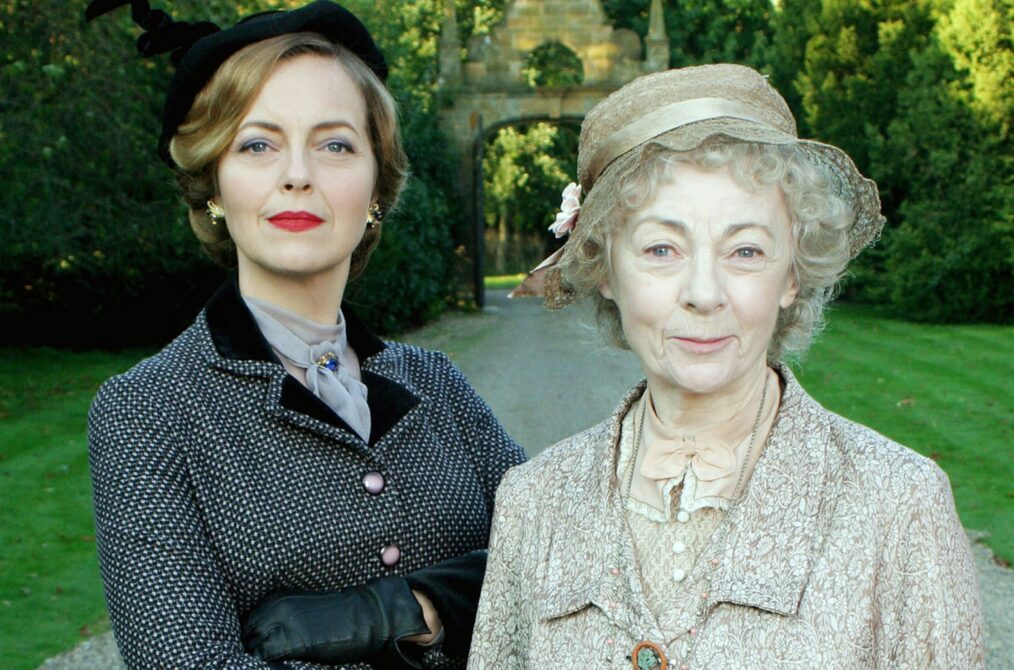 BY THE PRICKING OF MY THUMBS, Greta Scacchi, Geraldine McEwan, 'Part I', 2006. © Granada Media / Courtesy: Everett Collection; ITV Series 2
