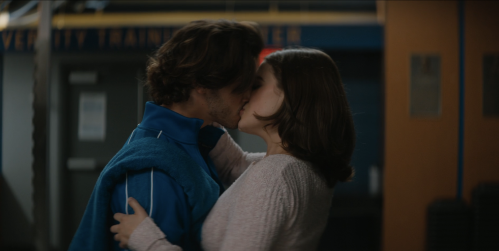 Logan and Hannah kissing in 'Off Campus' Season 1