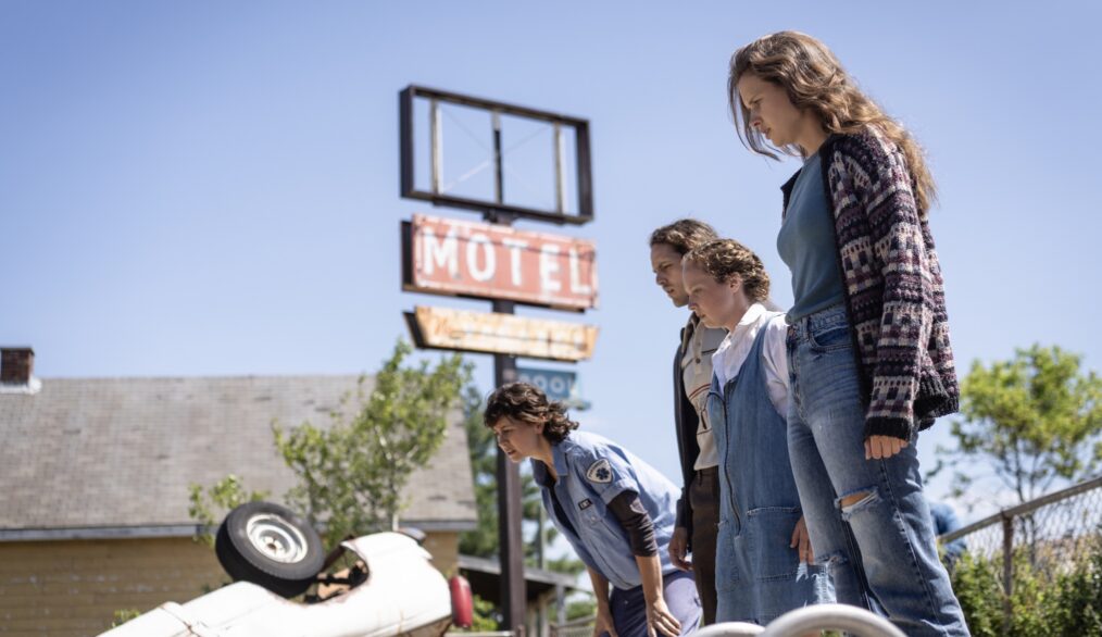 Chloe Van Landschoot as Kristi Miller, Avery Konrad as Sara Myers FROM Season 4 Episode 404: Of Myths and Monsters