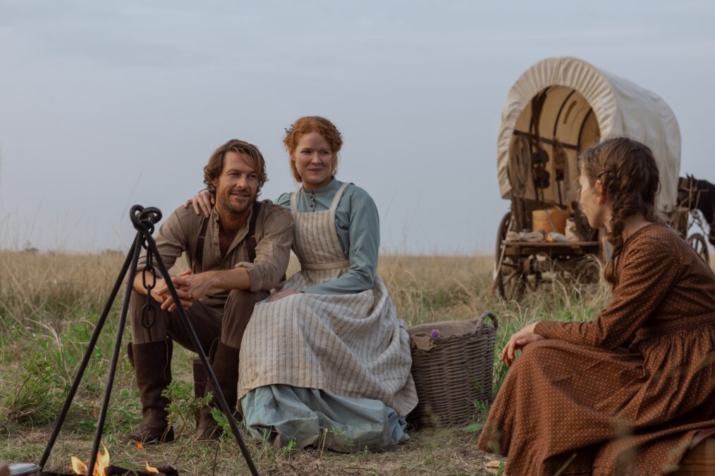 Little House on the Prairie. (L to R) Luke Bracey as Charles Ingalls, Crosby Fitzgerald as Caroline Ingalls, Alice Halsey as Laura Ingalls in episode 101 of Little House on the Prairie. Cr. Eric Zachanowich/Netflix © 2026