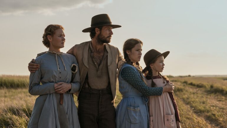 Little House on the Prairie. (L to R) Crosby Fitzgerald as Caroline Ingalls, Luke Bracey as Charles Ingalls, Skywalker Hughes as Mary Ingalls, Alice Halsey as Laura Ingalls in episode 102 of Little House on the Prairie. Cr. Eric Zachanowich/Netflix © 2026